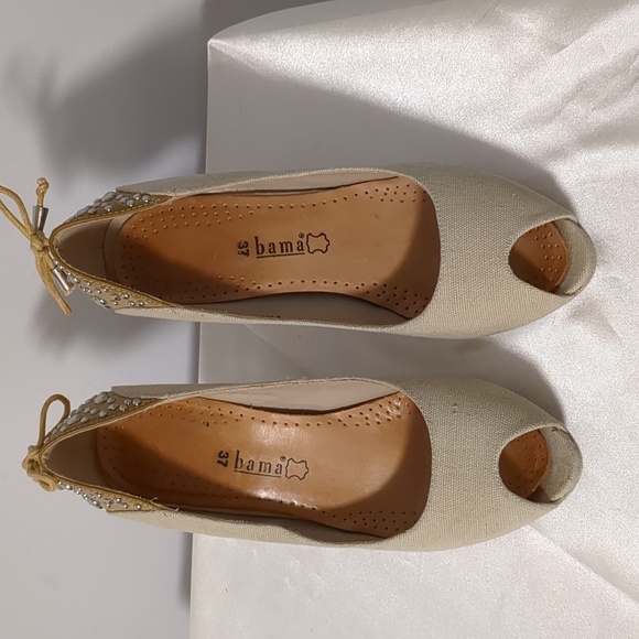 Elegant Cream Peep-Toe Heels - Picture 4 of 9